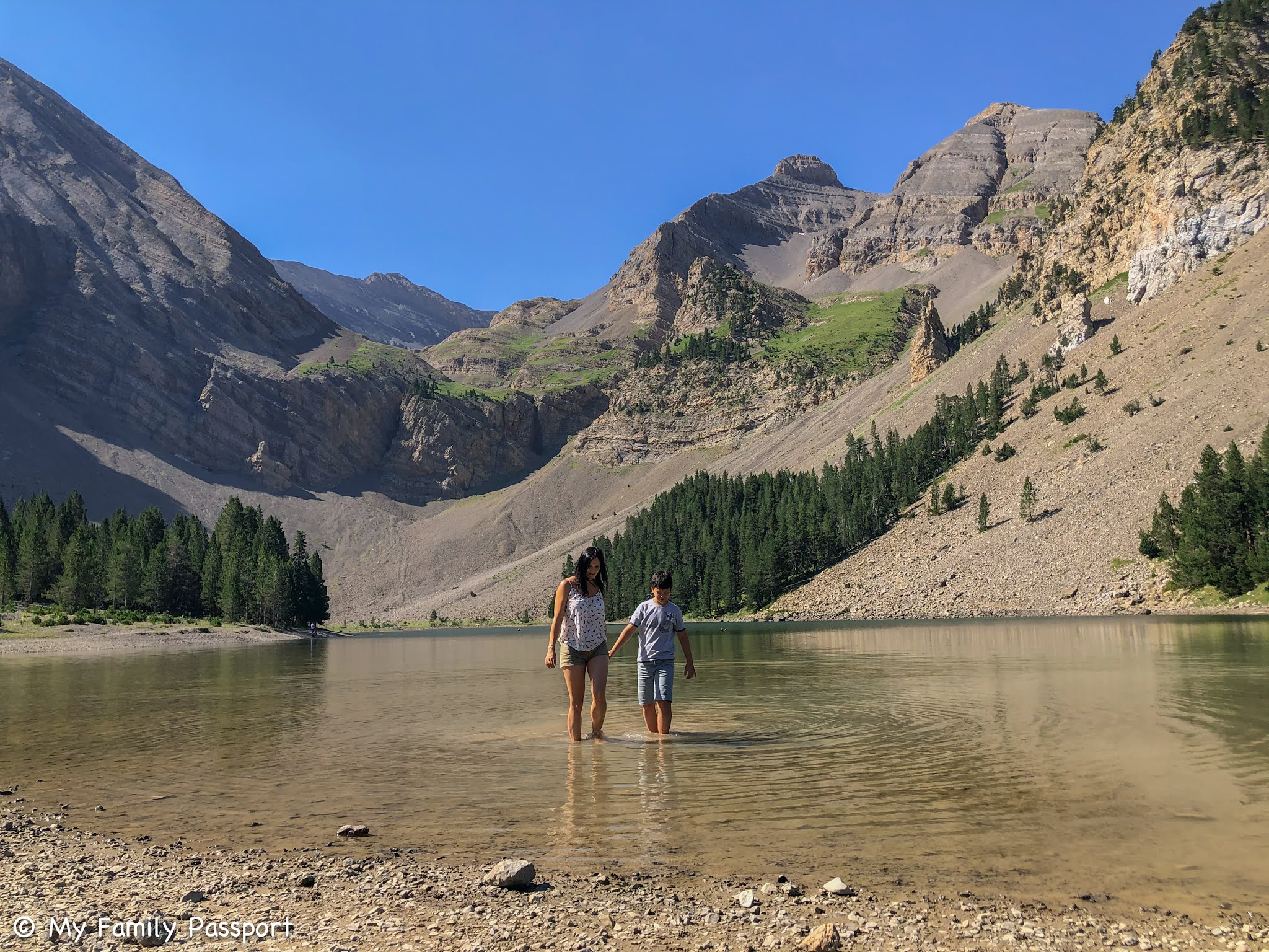 Y tener montañas rusas y . Senderismo En El Pirineo De Aragon Con Ninos Ruta Facil A Ibon De Plan My Family Passport